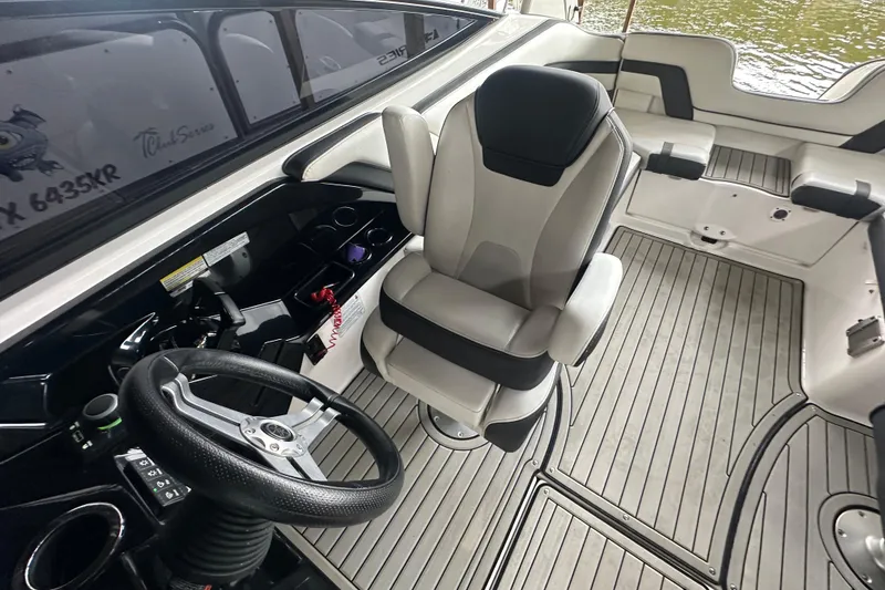 Slide: The Image of 2020 Yamaha Boats 242SE interior with steering wheel and captain's chair. - 25