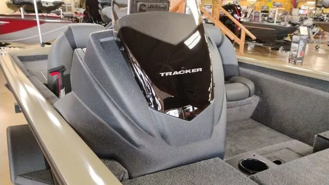 Slide: The Image of Tracker Pro Team 175 TXW 2026 - 24