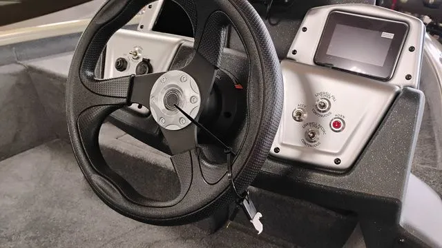 Slide: The Image of Tracker Pro Team 175 TXW 2026 - 27