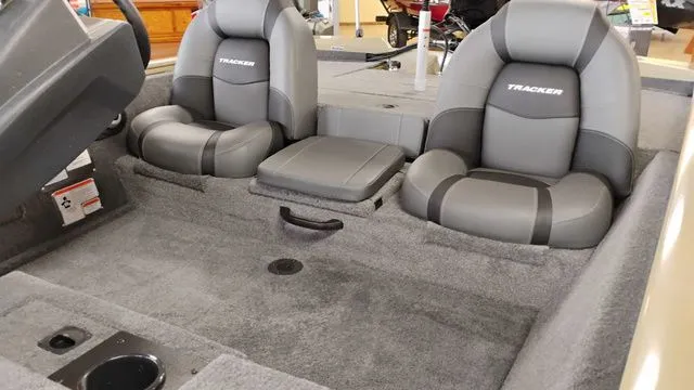 Slide: The Image of Tracker Pro Team 175 TXW 2026 - 34