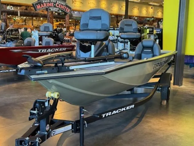 Slide: The Image of Tracker Pro Team 175 TXW 2026 - 15