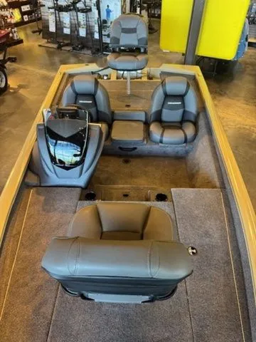 Slide: The Image of Tracker Pro Team 175 TXW 2026 - 24