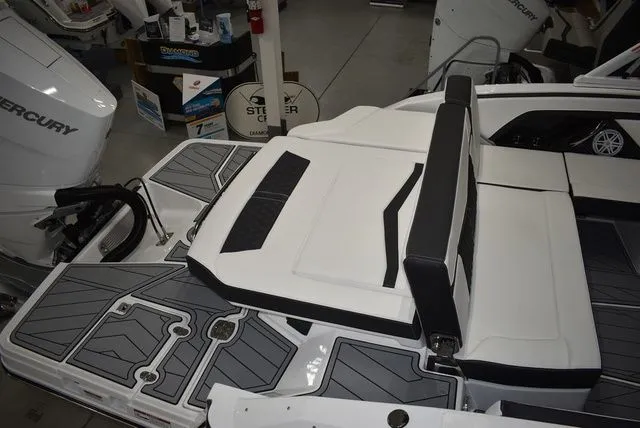 Slide: The Image of Monterey 275SS Super Sport 2025 - 10