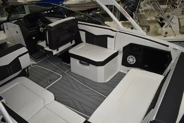 Slide: The Image of Monterey 275SS Super Sport 2025 - 16