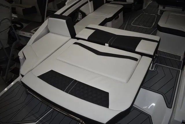 Slide: The Image of Monterey 275SS Super Sport 2025 - 23