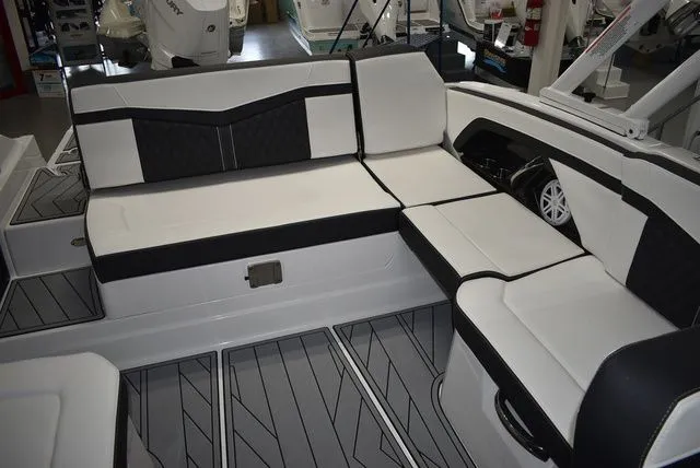 Slide: The Image of Monterey 275SS Super Sport 2025 - 24