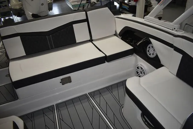 Slide: The Image of Monterey 275SS Super Sport 2025 - 25