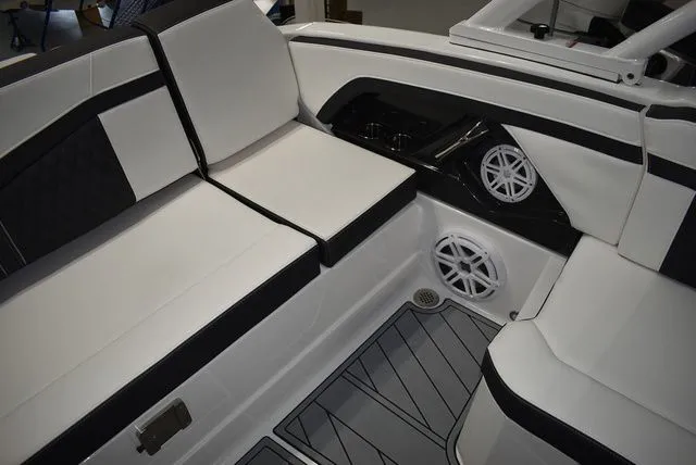 Slide: The Image of Monterey 275SS Super Sport 2025 - 26