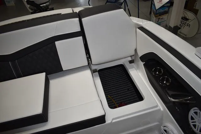 Slide: The Image of Monterey 275SS Super Sport 2025 - 27