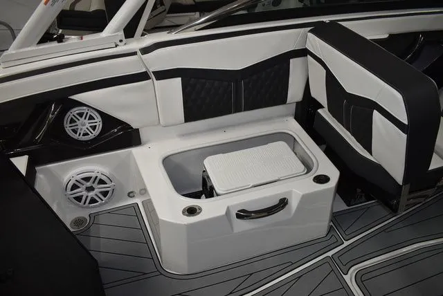 Slide: The Image of Monterey 275SS Super Sport 2025 - 28