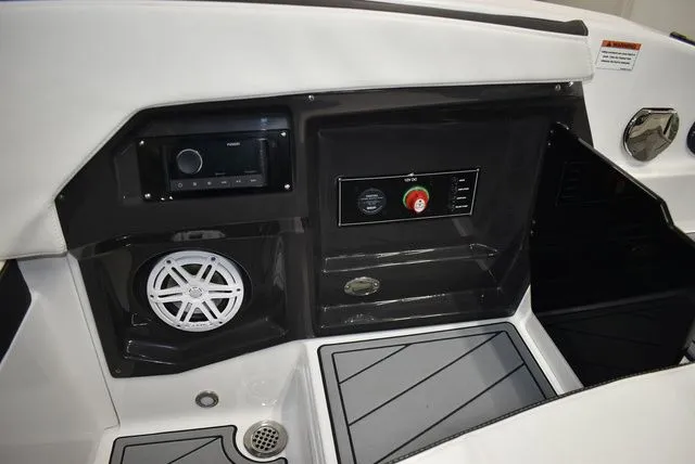 Slide: The Image of Monterey 275SS Super Sport 2025 - 32