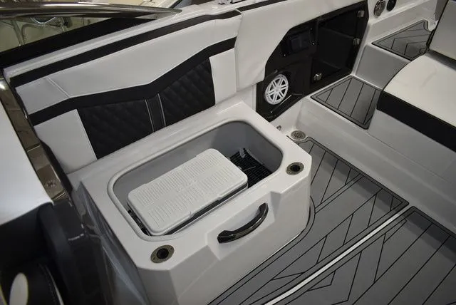 Slide: The Image of Monterey 275SS Super Sport 2025 - 38