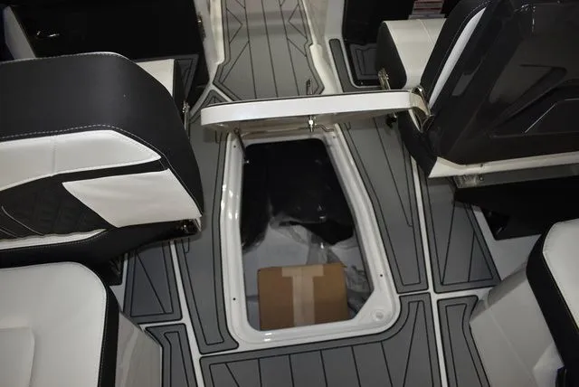 Slide: The Image of Monterey 275SS Super Sport 2025 - 40