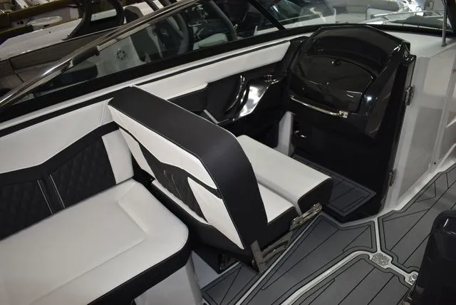 Slide: The Image of Monterey 275SS Super Sport 2025 - 41