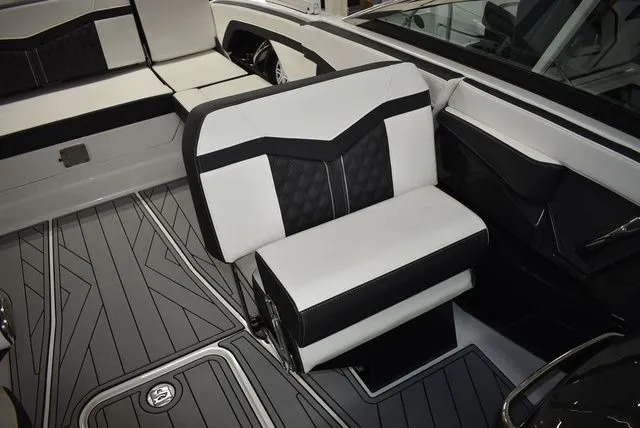 Slide: The Image of Monterey 275SS Super Sport 2025 - 44