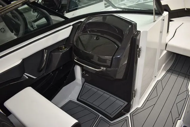 Slide: The Image of Monterey 275SS Super Sport 2025 - 45