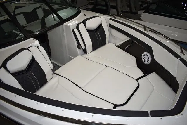 Slide: The Image of Monterey 275SS Super Sport 2025 - 6