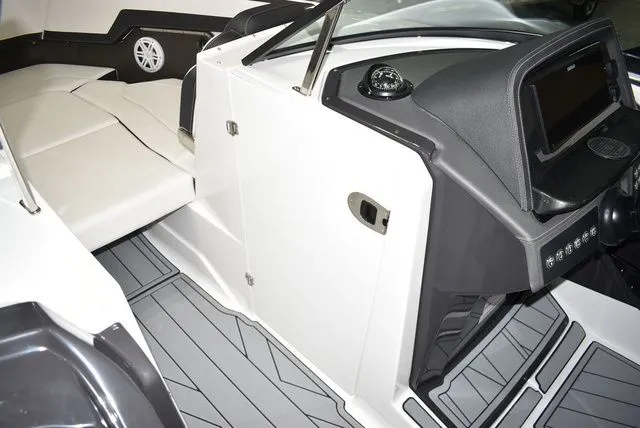 Slide: The Image of Monterey 275SS Super Sport 2025 - 61