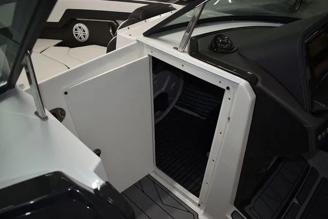 Slide: The Image of Monterey 275SS Super Sport 2025 - 63