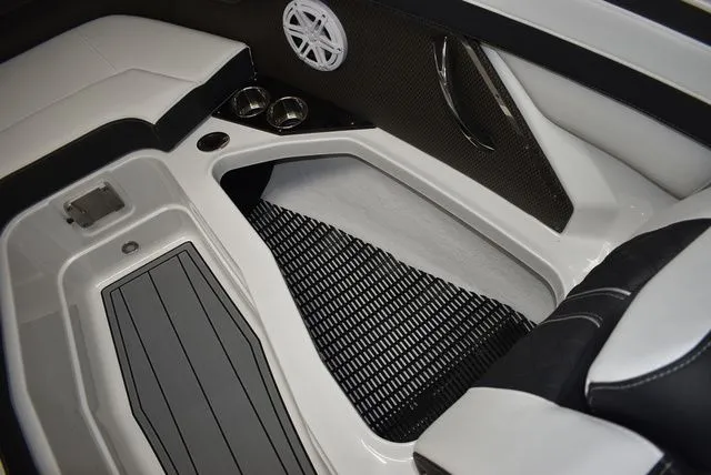 Slide: The Image of Monterey 275SS Super Sport 2025 - 73