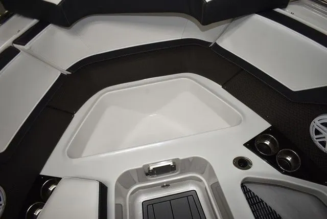 Slide: The Image of Monterey 275SS Super Sport 2025 - 74