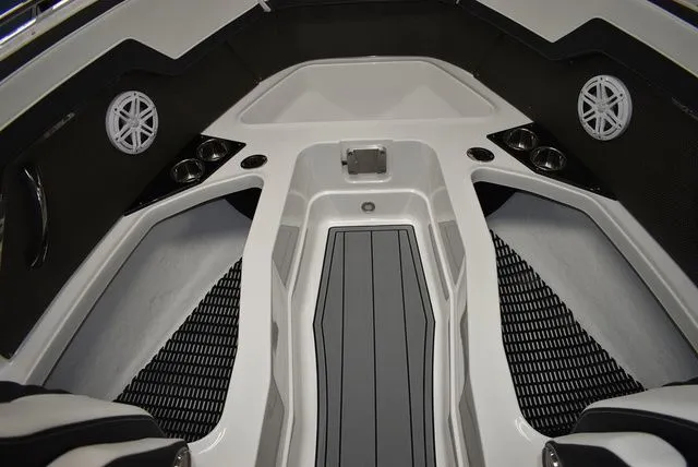 Slide: The Image of Monterey 275SS Super Sport 2025 - 75