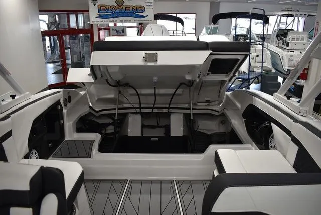 Slide: The Image of Monterey 275SS Super Sport 2025 - 79