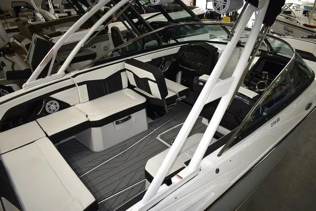 Slide: The Image of Monterey 275SS Super Sport 2025 - 8