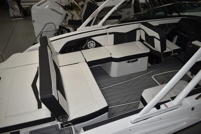 Slide: The Image of Monterey 275SS Super Sport 2025 - 9