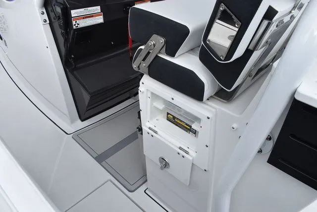 Slide: The Image of Blackfin 272CC 2024 - 60