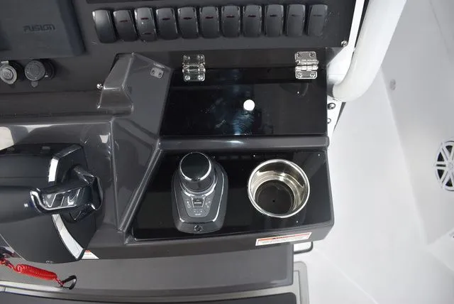 Slide: The Image of Blackfin 272CC 2024 - 72