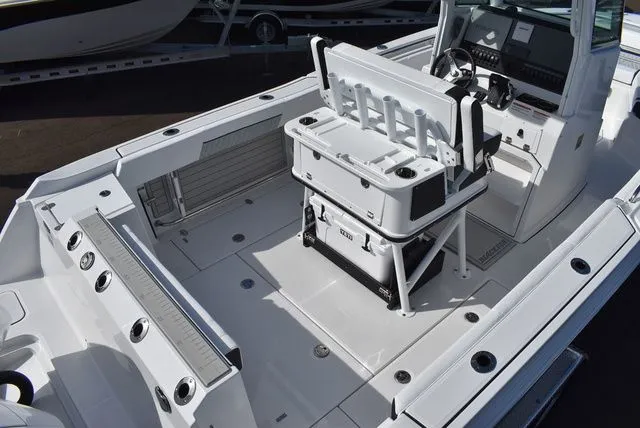 Slide: The Image of Blackfin 252 CC 2025 - 10