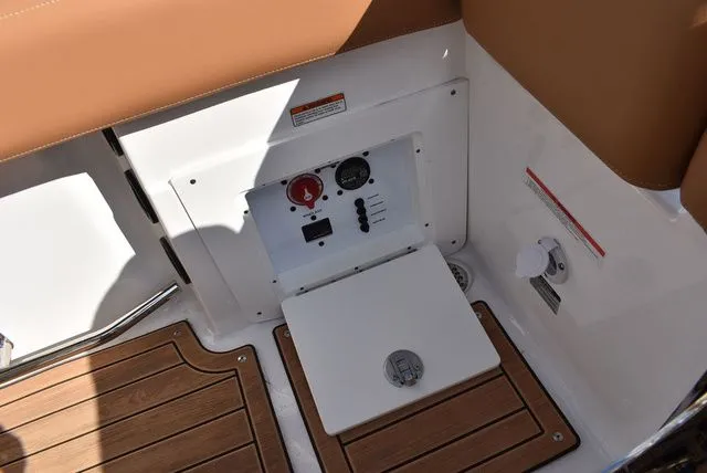 Slide: The Image of NauticStar 242 OS 2024 - 38