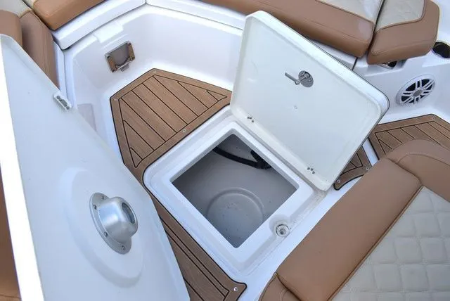 Slide: The Image of NauticStar 242 OS 2024 - 50