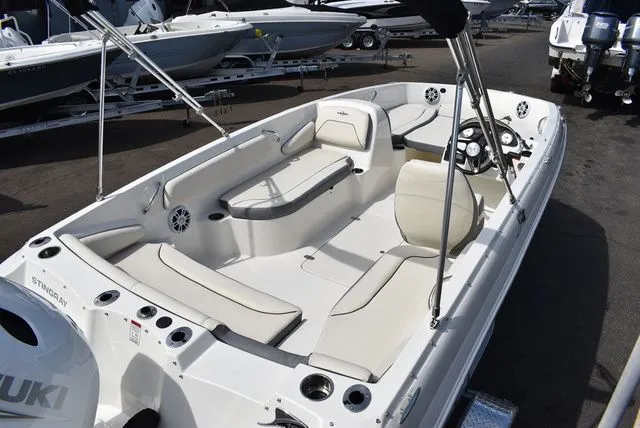 Slide: The Image of Stingray 182 SC 2024 - 10