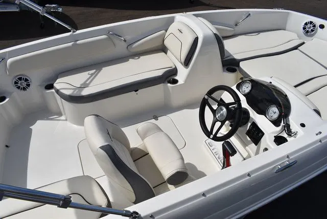 Slide: The Image of Stingray 182 SC 2024 - 11