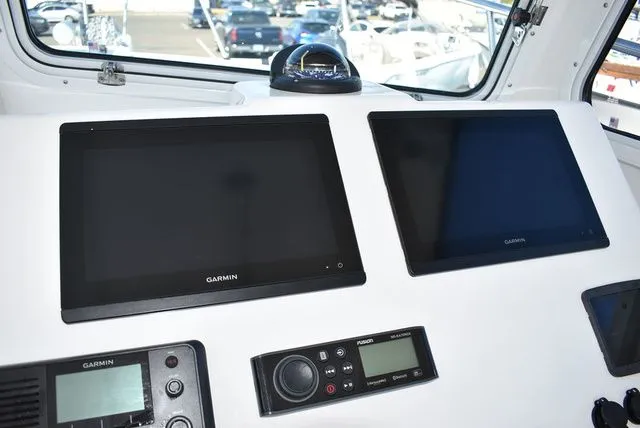 Slide: The Image of Steiger Craft 31 Miami w/Trailer 2023 - 84