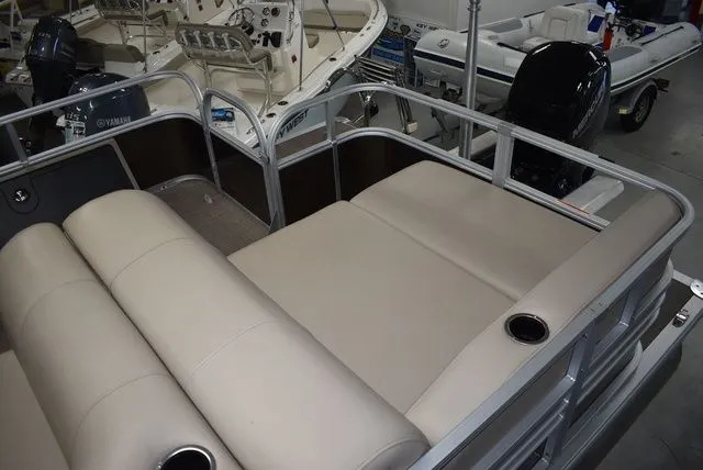 Slide: The Image of Sun Tracker Sportfish 24 XP3 2023 - 17