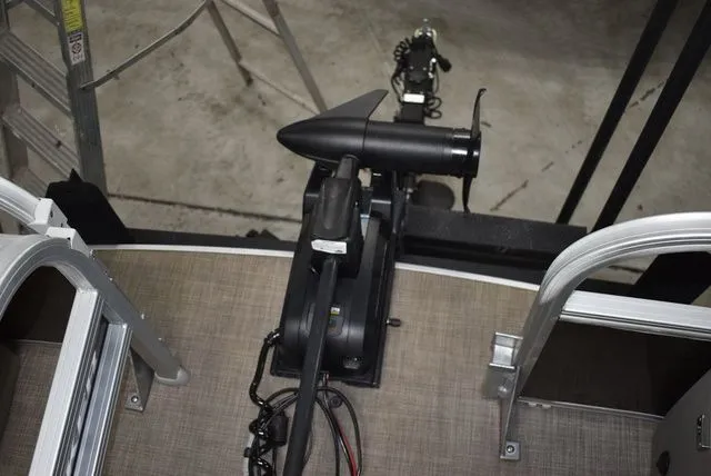 Slide: The Image of Sun Tracker Sportfish 24 XP3 2023 - 30