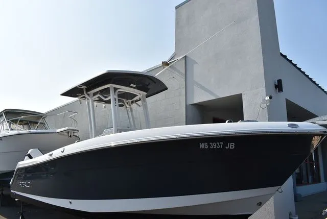 Slide: The Image of Robalo R242 2017 - 1