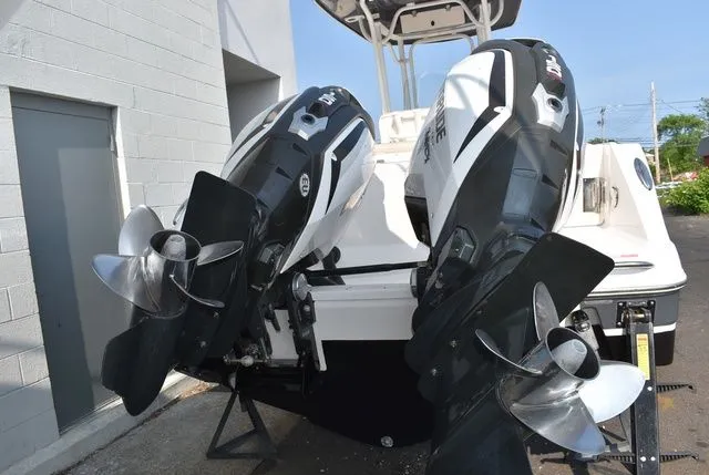 Slide: The Image of Robalo R242 2017 - 3