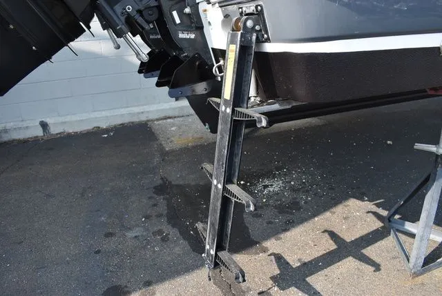 Slide: The Image of Robalo R242 2017 - 4