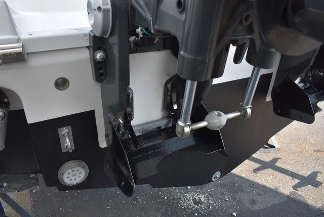 Slide: The Image of Robalo R242 2017 - 5