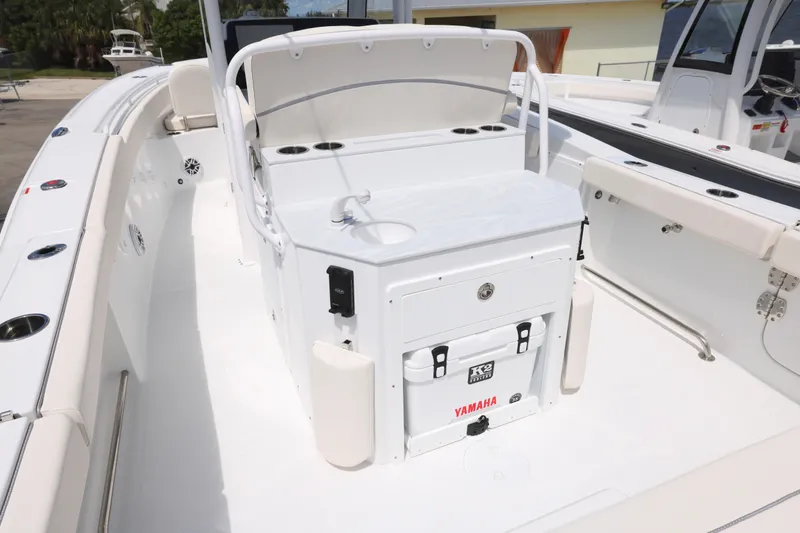 Slide: The Image of 2026 Sea Hunt Ultra 275 SE boat with spacious seating and sleek design. - 3