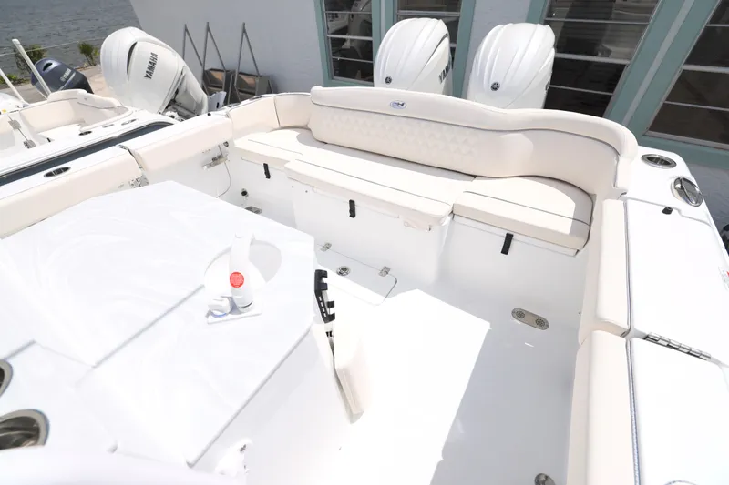 Slide: The Image of 2026 Sea Hunt Ultra 275 SE boat interior with Yamaha cooler and seating. - 7