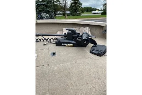 Slide: The Image of 2000 Crestliner 1750 Fish Hawk with Minn Kota trolling motor on deck. - 3