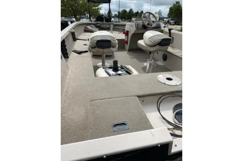 Slide: The Image of 2000 Crestliner 1750 Fish Hawk boat interior with seating and steering console. - 4