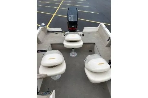 Slide: The Image of 2000 Crestliner 1750 Fish Hawk interior with three seats and motor. - 6