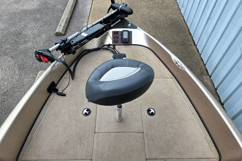 Slide: The Image of 2005 Triton SF18 F&S boat deck with seat and trolling motor. - 11