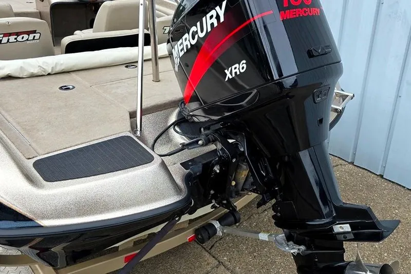 Slide: The Image of 2005 Triton SF18 F&S boat with Mercury XR6 outboard motor. - 15